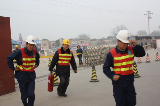 安慶港華燃?xì)饽MCNG加氣站燃?xì)庑孤?，開(kāi)展應(yīng)急演練